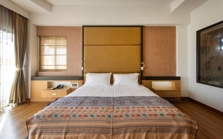 Deluxe Room (King Bed)