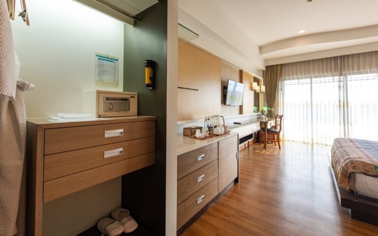 Deluxe Room (King Bed)