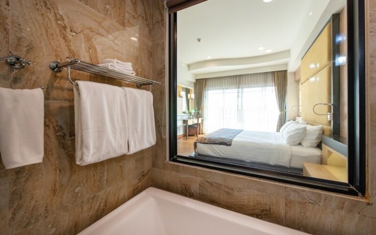 Deluxe Room (King Bed)