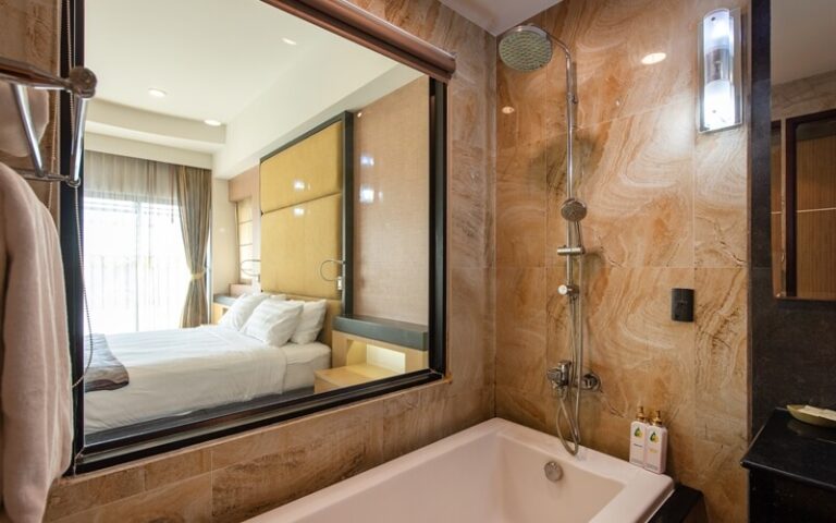 Deluxe Room (King Bed)