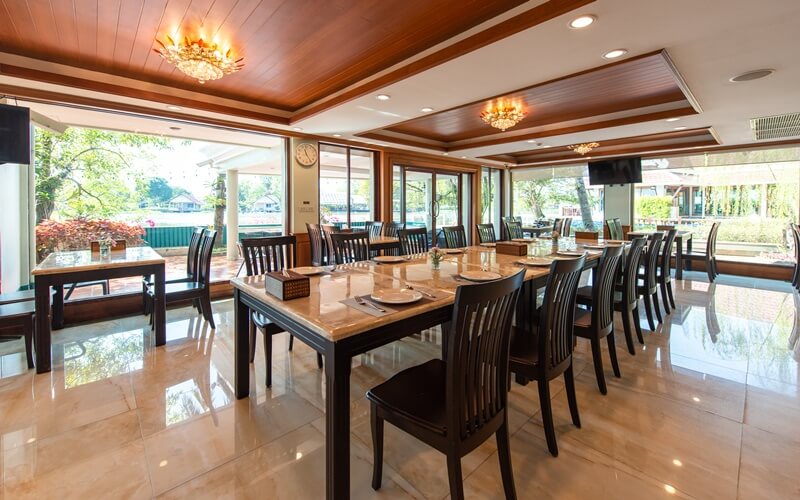 Booking 2 hotels :Restaurant